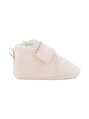 Chlo&eacute; Kids scalloped-edge booties